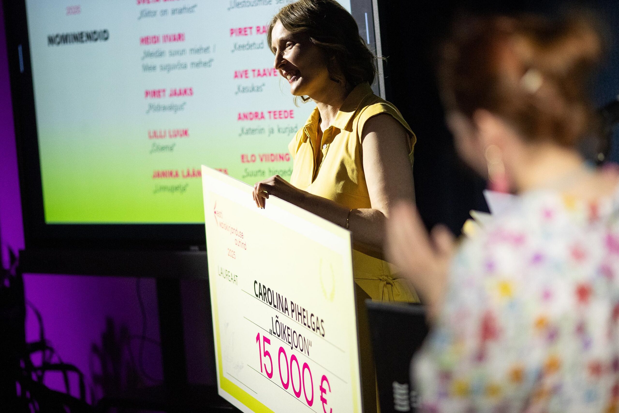 Esimese Eesti naiskirjanduse auhinna pälvis Carolina Pihelgas