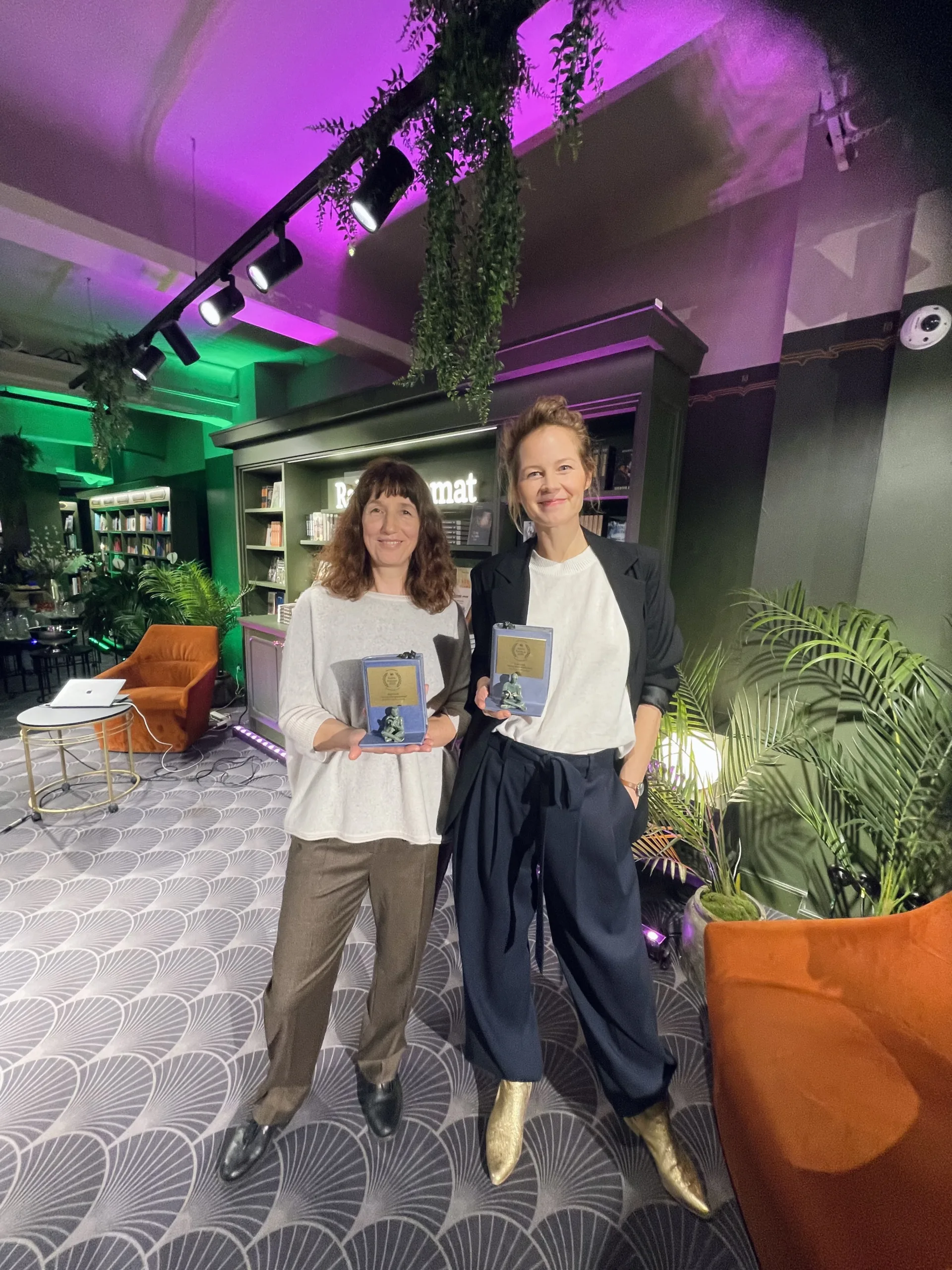 Kairi Loogi „Tantsi tolm põrandast” valiti Rahva Raamatu parimaks eesti autori ilukirjanduslikuks teoseks 2025. Rahva Raamatu Aasta Raamatu auhinnaga tõstab Rah