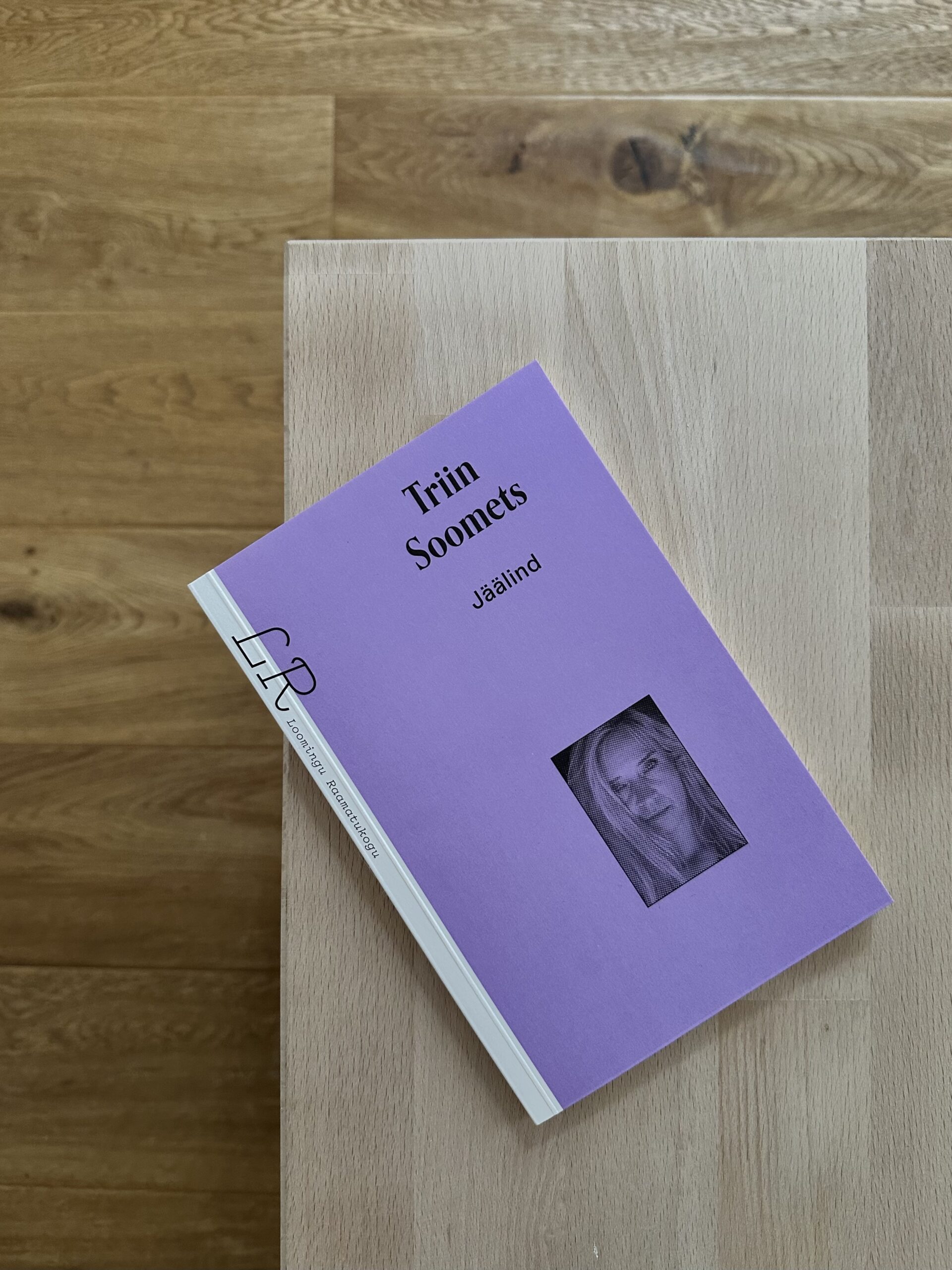 „Loomingu Raamatukogu selle aasta esimene raamat on jällegi midagi sellist, mis võiks laiemat lugejaskonda kõnetada: seekord siis sirgjooneline luule ebatervete